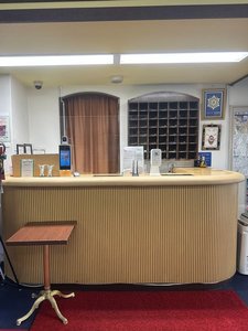 昭和から大切に使われてきたアンティークなフロントとキーボックス。懐かしい雰囲気をお楽しみください。