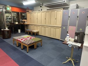 ロビーのロッカーは荷物預かり用戸棚です。鍵はついていますが施錠不可。フロント管理です。