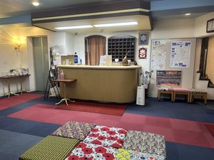 昭和から大切に使い続けるカウンターと椅子が、皆様を温かく迎えます。