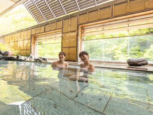 新緑を露天風呂でゆったり堪能できる癒しのひと時【天狗の湯・露天】