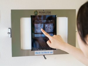 事前にお送りしているチェックインコードを入力して手続きが可能です。