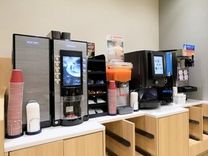1階 ティーラウンジ (営業時間:14時〜21時30分)豊富なドリンクをお召し上がりください。