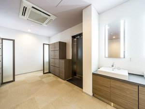 【脱衣場】靴を脱ぎ、湯に浸かる瞬間に生まれる贅沢な間