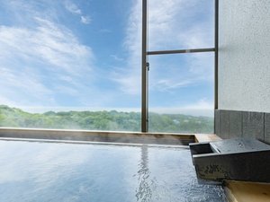 青空と眼下に広がる海を眺め癒しのひと時を