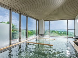 相模灘を見下ろす眺望が自慢の大浴場。伊豆大島を眺めながらのご入浴をお楽しみください。