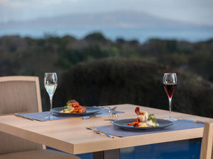 オーシャンビューのレストランで贅沢な夕食を