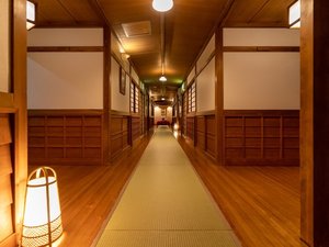 廊下は畳敷き。湯上がり足袋の足裏に心地よい感触が伝わります。