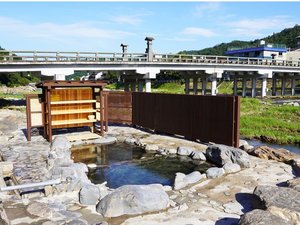 【三朝温泉・温泉本通り入口】三朝橋のたもとにある名物の河原風呂 ※当館より徒歩3分程