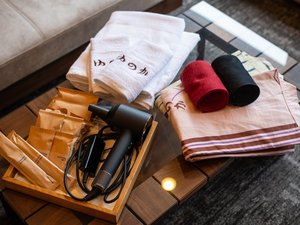 タオル・浴衣セット(当館オリジナル)、ドライヤー(Dyson)、アメニティ(mugicara)