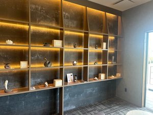 【宿泊者専用ラウンジ】島原石を使った彫刻作品を展示しております。