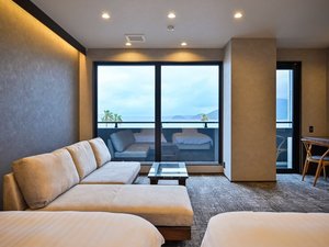【本館・デラックスツイン】全てのお部屋に源泉かけ流しの温泉がついております。
