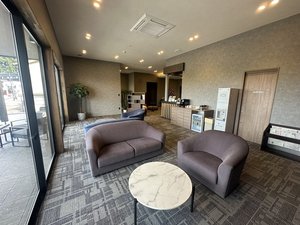 【宿泊者専用ラウンジ】1Fにあります宿泊者専用ラウンジではゆったりしたソファで寛ぐことができます。