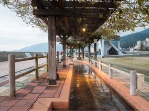 【ほっとふっと105】全長105mと日本一長い足湯。
