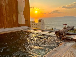 【貸切露天風呂・丸太の湯】時期・時間帯によってきれいな夕日が望めます