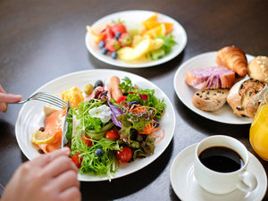 【朝食】バラエティー豊かに取り揃えたブッフェをお楽しみいただけます(イメージ)