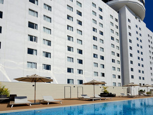 インフィニシス 那覇 首里城 by ヒューイットリゾート那覇市内一望のインフィニティプールがあるホテル
