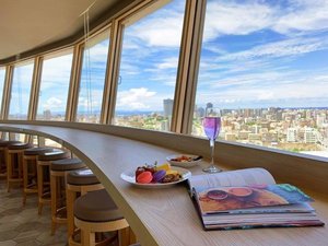 【最上階プレミアラウンジ】那覇の街並みを望みながらゆったりとしたひとときをお過ごしください