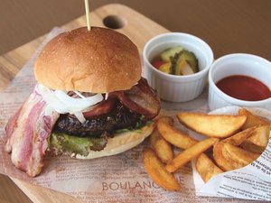 【オアシスラウンジ/1階】食べ応え抜群!あぐーベーコンバーガー(イメージ)