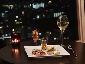 【最上階プレミアラウンジ】きらめく那覇の夜景をお楽しみください(イメージ)
