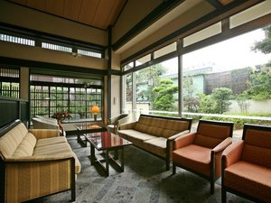 *【和玄関】格子戸など老舗旅館の趣が残るロビー