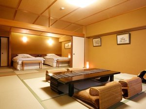 【露天風呂付きスイート|枳殻の間】畳の空間でくつろぎながら、ベッドで快適な眠りを楽しめます。