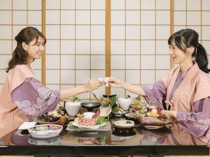 【部屋食】旬の食材をふんだんに使った華やかな和食。お部屋でくつろぎながら、美食を楽しめます。