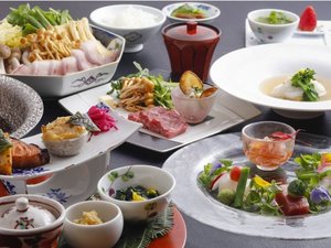 【お食事】旬の食材を贅沢に使った季節の会席料理。四季折々の美味を堪能できます。