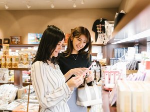 【売店|花野辺】旅の思い出にふさわしい逸品を売店にてご用意しています。