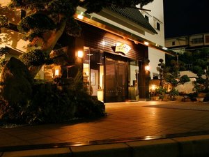 【外観】伝統と洗練が調和した玄関。時間の流れと共に変化する表情が、旅の期待を膨らませる入口。