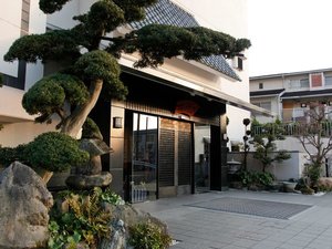 【外観】朝・昼・夕で異なる表情を見せ、旅への期待感を高める伝統的な入口。旅情を感じるひととき。