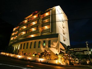 【外観】静かな夜に輝く和の美。温かな灯りに包まれた旅館が、贅沢な寛ぎの時間を予感させます。