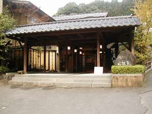 �y������:�����E��{���z�R��������