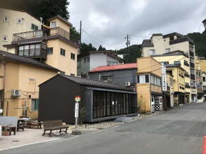土湯温泉バス停周辺の街並み、当館はゆるやかな坂を昇る方向になります。