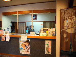 チェックインはこちらフロントで!アクリル板設置してますので、安心してお越しくださいませ。