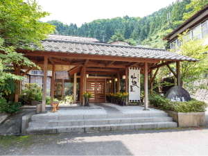 土湯温泉 山根屋旅館は、自然に囲まれた素朴な宿です。