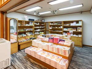 売店は7時から21時までの営業となります。お土産、化粧品等販売しております。