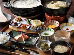 【朝食】「南関あげ」や「一文字ぐるぐる」など、地域色を感じる和食膳をご用意します。
