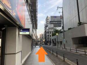 矢印の方向に進みます。