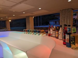 光るバーコーナー