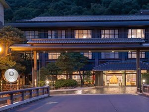 夜の外観