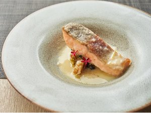 サーモングリル〜レモンバターソースクスクス添え〜バジル薫るクスクスとご一緒にお召し上がりください。
