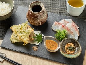 真鯛の胡麻茶漬け〜お野菜の天麩羅と共に〜新鮮な鯛とお野菜の天麩羅をお茶漬けでお召し上がりください。