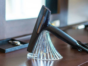 【スイートルーム設備】ヘアドライの速さと美しい髪の仕上がりを叶えるReFaのコンパクトドライヤー。
