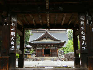 当館から車で10分でアクセス可能の恵林寺へぜひ足をお運びください。見所が盛りだくさんです。