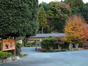 「ようこそ坐忘へ」日本庭園と源泉かけ流しの湯、季節のお料理とワインでごゆっくりお寛ぎください