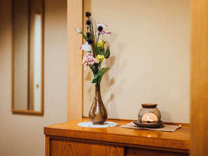 【特別室】玄関-茶香炉からほのかなお茶の香り