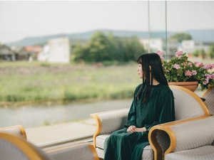 川側がガラス張りで開放的なロビー