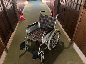 バリアフリー【貸出用車いす】ご予約時にお申し出ください。駐車場から館内までサポートいたします。