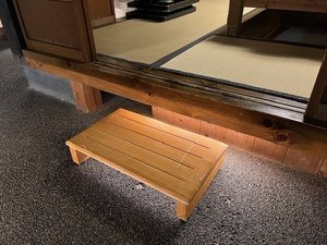 バリアフリー【昇降台】ご予約時にお申出ください。食事処、お部屋の小上がり用にご準備いたします。