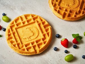 できたのブランドロゴが入ったワッフルが朝食のビュッフェ台に並びます。